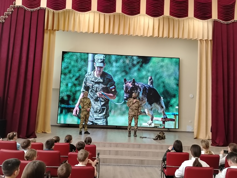 Росгвардейцы провели урок мужества для учеников в рамках акции «80 шагов к Победе».