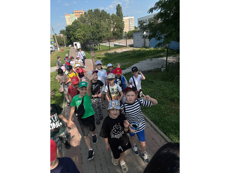 Начало смены в школьном лагере.